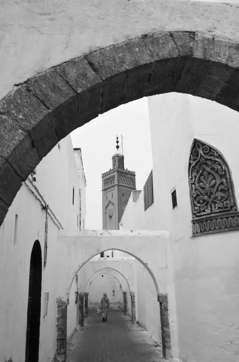 Silhouette voutee cadrant le minaret au fond d'une ruelle, Casablanca