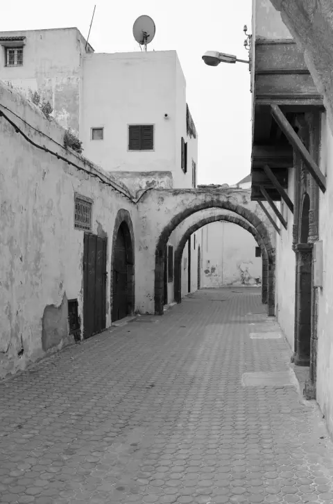 Ruelle blanchie a la chaux sous des arcs de la medina, Casablanca