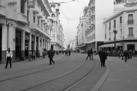 Rails de tramway serpentant entre les facades du centre-ville, Casablanca