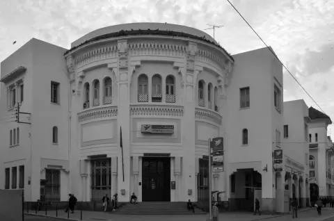 Facade arrondie ornementee du bureau de poste central, Casablanca