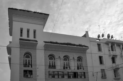 Tourelle a arcades et frise ouvragee coiffant un immeuble, Casablanca