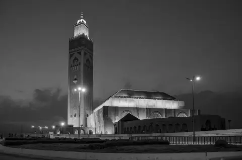 Minaret de la mosquee Hassan II illumine dans la nuit, Casablanca
