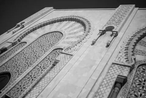 Rosace de pierre finement ciselee sur la facade de la mosquee, Casablanca