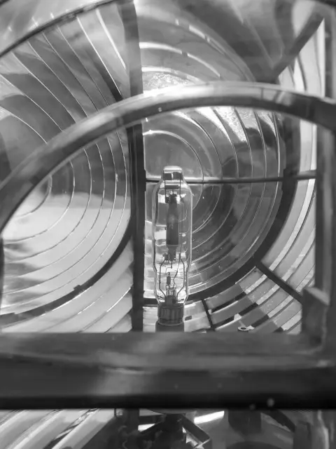 Ampoule au coeur des lentilles de Fresnel du phare, Casablanca