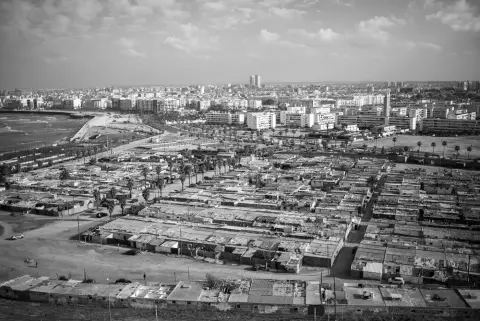 Vue aerienne d'un quartier d'habitations informelles face a la ville, Casablanca