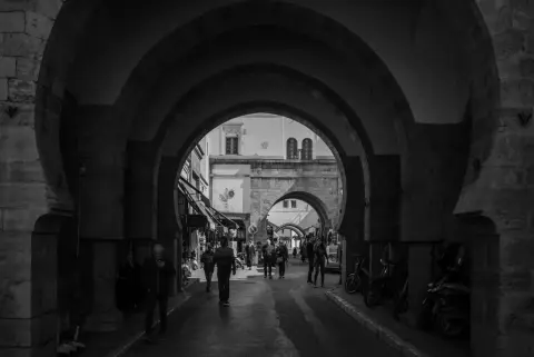 Double arche de pierre menant vers la medina animee, Casablanca