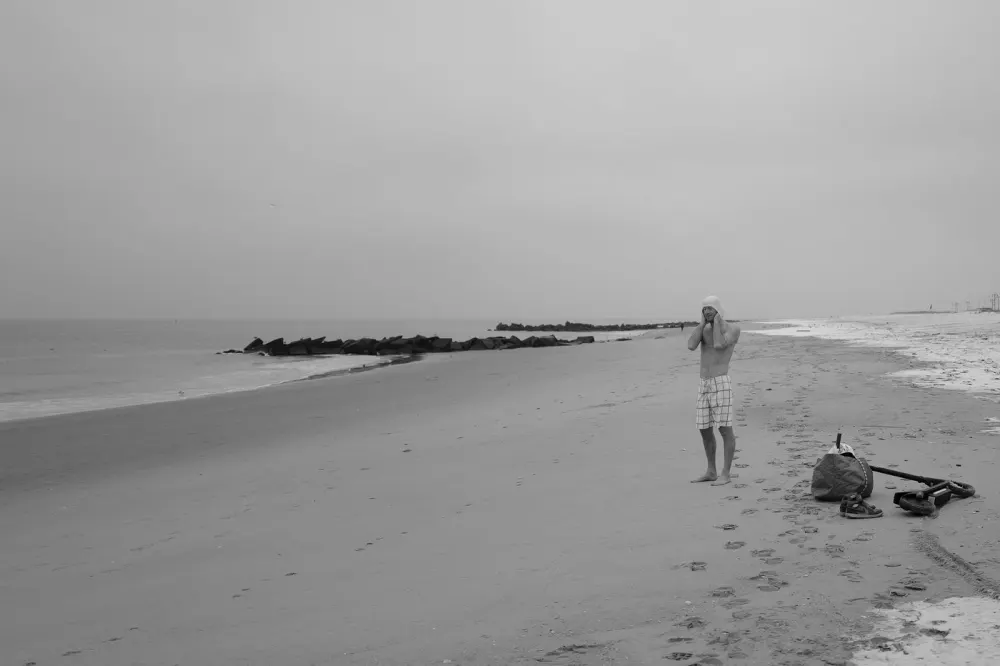 Homme s'essuyant au sortir de l'eau pres de son velo, Coney Island
