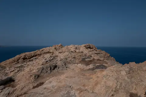 Un rocher de granit face à la mer d’un bleu profond, L’Île-Rousse, Corse