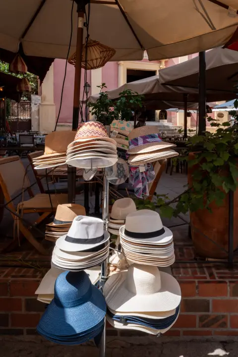Piles de chapeaux de paille sous un parasol, Calvi, Corse