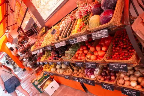 Étal de fruits et légumes en paniers, prix à la craie sur des ardoises, Calvi, Corse