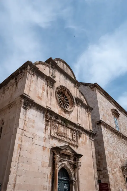 Facade baroque en pierre sculptee du monastere franciscain, Dubrovnik