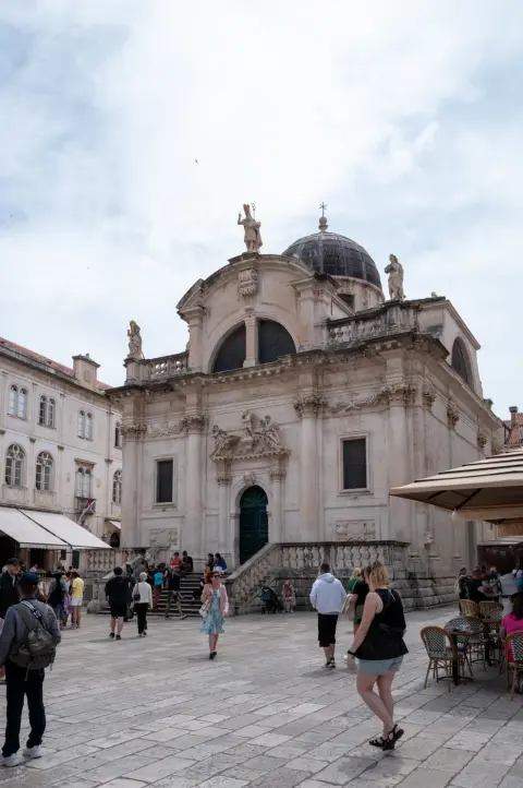 Eglise Saint-Blaise et sa coupole surplombant la place animee, Dubrovnik
