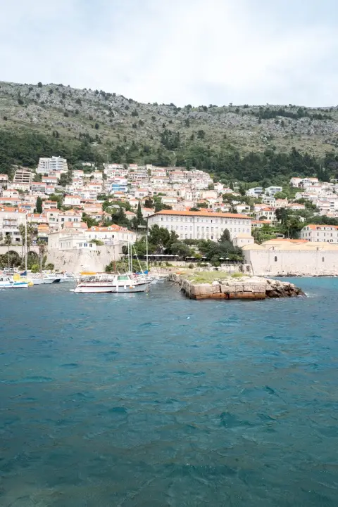 Quartier residentiel etage a flanc de colline face au port, Dubrovnik