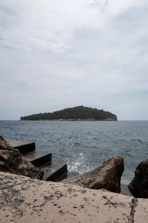 Ilot boise emergeant de la mer au large des remparts, Dubrovnik