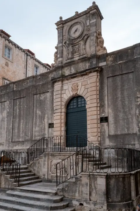 Tour de l'horloge sculptee au sommet d'un escalier monumental, Dubrovnik