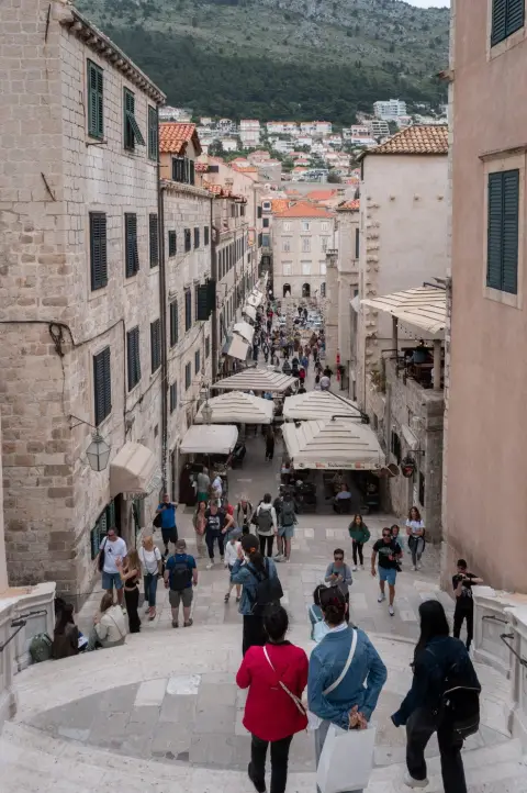 Vue plongeante sur la rue principale bondee de touristes, Dubrovnik