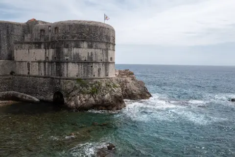 Bastion circulaire des remparts flanque d'un rocher battu par les vagues, Dubrovnik