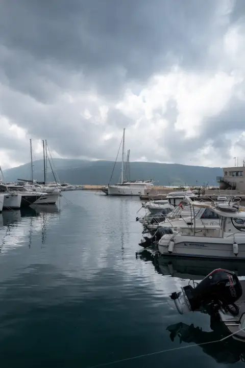Voiliers amarres dans le port sous un ciel charge de nuages, Dubrovnik