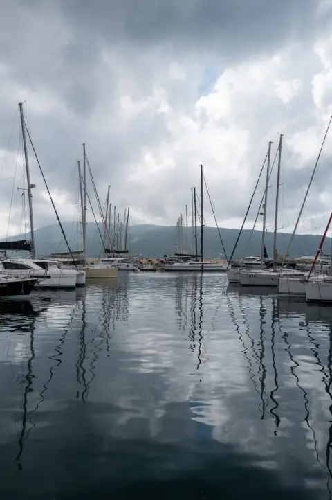 Reflets des mats de voiliers dans l'eau calme du port, Dubrovnik