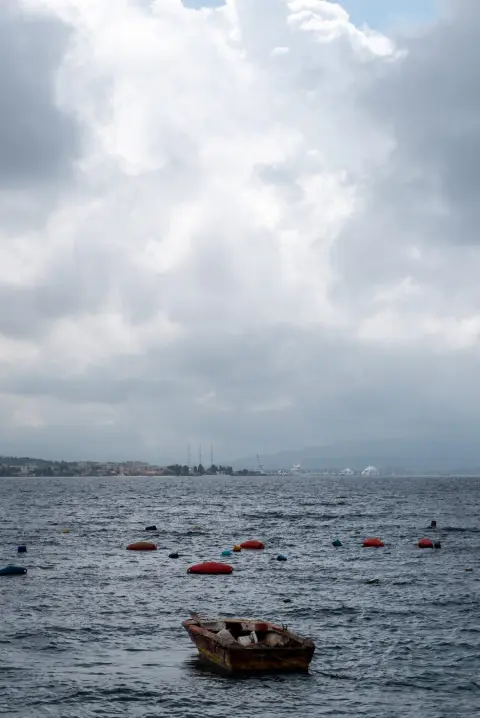 Petite barque en bois isolee entre des bouees sur une mer agitee, Dubrovnik