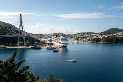 Pont a haubans surplombant le port ou accostent des paquebots, Dubrovnik