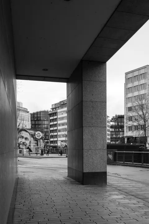 Affiche electorale murale geante visible sous un passage couvert, Düsseldorf