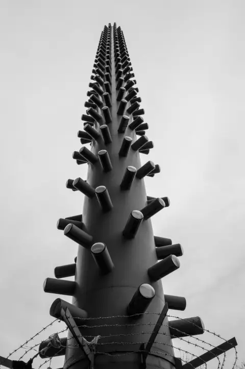 Sculpture metallique herissee de picots, vue en contre-plongee vers le ciel, Düsseldorf