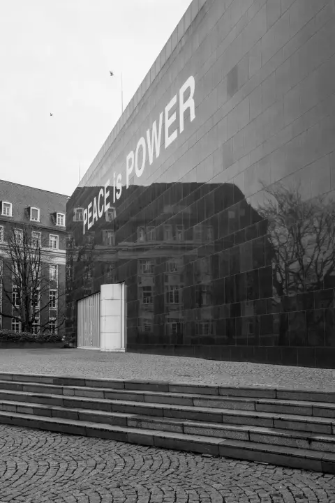 Slogan Peace is Power inscrit sur la facade sombre d'un musee, Düsseldorf