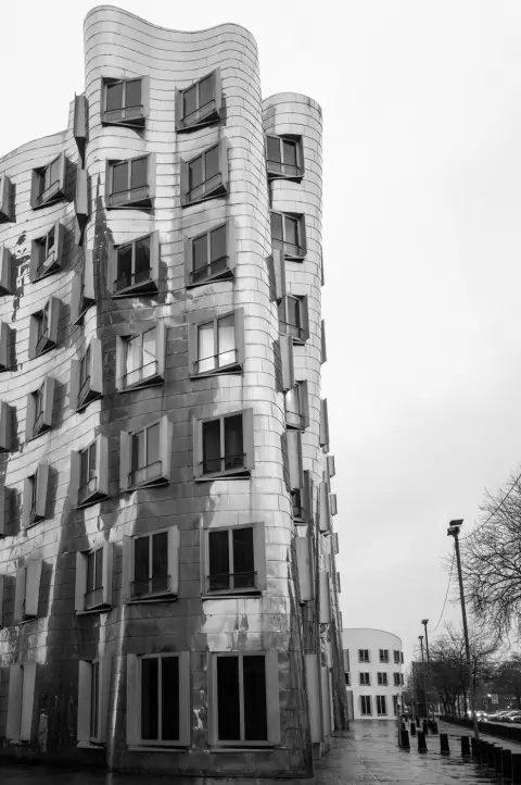 Facade metallique ondulee aux fenetres saillantes du quartier des medias, Düsseldorf