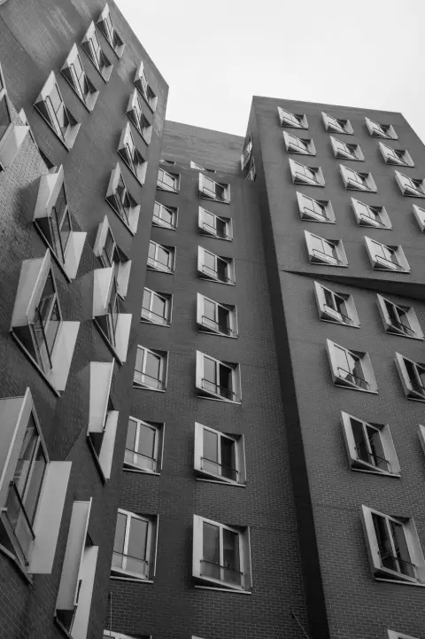 Facade de brique aux fenetres en saillie vue en contre-plongee, Düsseldorf
