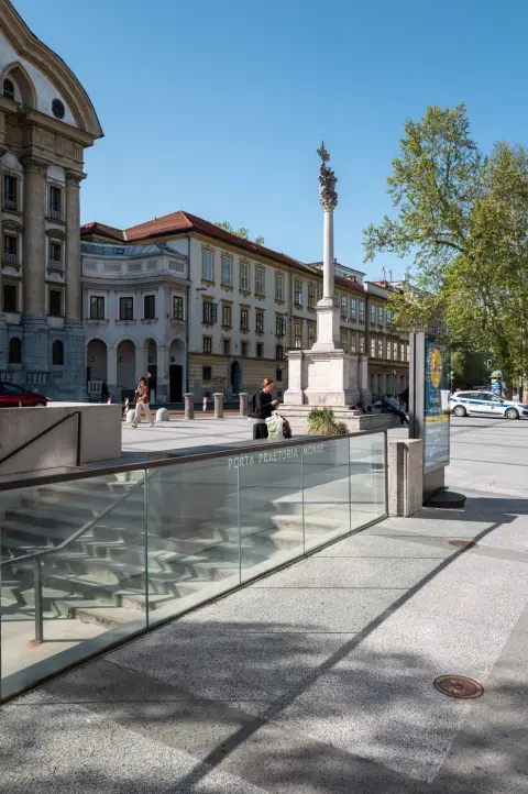 Colonne de la peste sur la place au-dessus d'un escalier vitre, Ljubljana