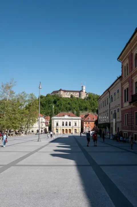 Perspective de la place vers le chateau perche sur la colline, Ljubljana