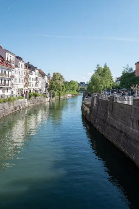 Reflets des immeubles anciens dans les eaux calmes de la Ljubljanica, Ljubljana