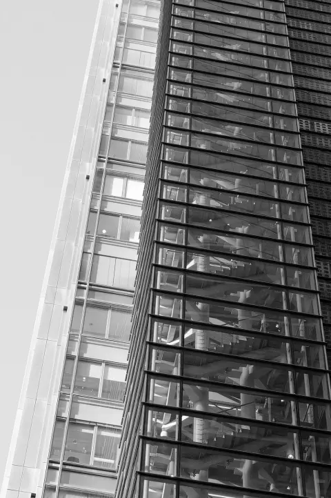 Gros plan graphique sur les lignes obliques d'une façade vitrée de gratte-ciel, Londres