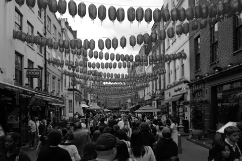 Rangées de lanternes rouges suspendues au-dessus d'une rue bondée de Chinatown, Londres