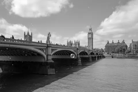 Westminster Bridge et Big Ben sous un ciel nuageux, bulles de savon flottant dans l'air, Londres