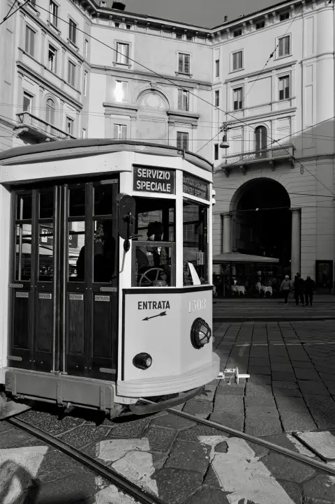 Tramway historique 'Servizio Speciale' immobile sur une place calme, Milan