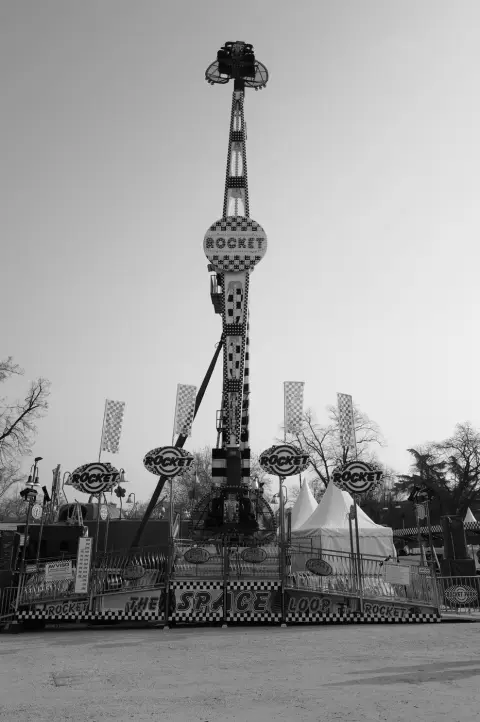 Attraction foraine Rocket s'élevant très haut au-dessus d'un parc d'attractions, Milan