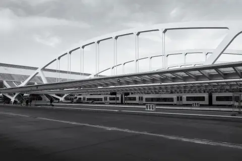 Les arches blanches de la gare au-dessus des quais, Mons