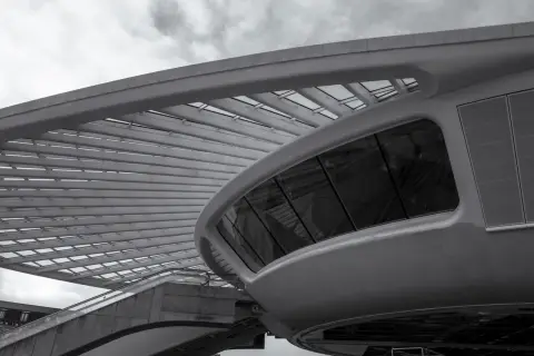 Le dessous courbe de la passerelle de la gare, lames blanches et verrière, Mons