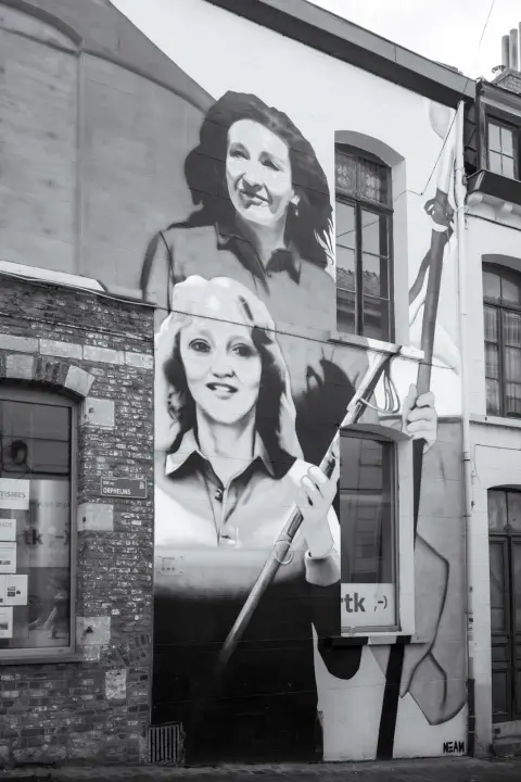 Fresque de deux visages de femmes sur un pignon de briques, Mons