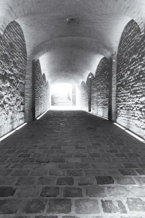 Un passage voûté de briques s’ouvre sur la lumière, Mons