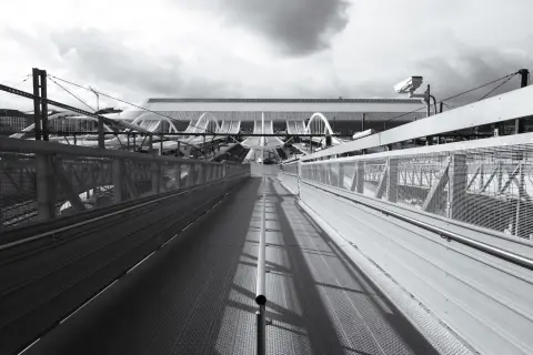 La passerelle grillagée de la gare, les arches au loin, Mons
