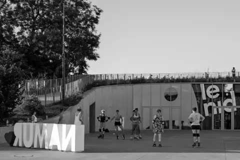 Patineuses à roulettes s’entraînant devant les lettres géantes NAMUR, Namur