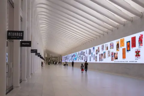 Galerie voûtée de l'Oculus bordée de boutiques et d'un mur d'art numérique, New York