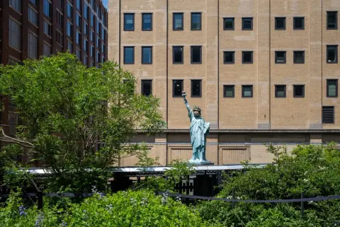 Réplique miniature de la Statue de la Liberté entourée de verdure sur la High Line, New York