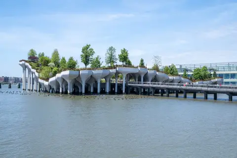 Structure sculpturale en béton de Little Island posée sur l'Hudson, New York