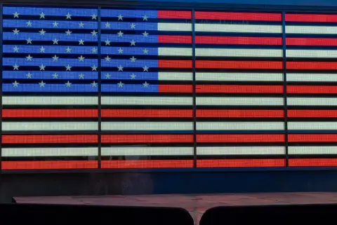 Écran publicitaire géant diffusant un drapeau américain, New York