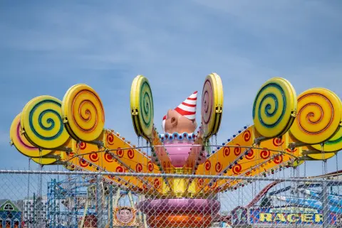 Manège en forme de sucettes géantes sous le ciel de Coney Island, New York