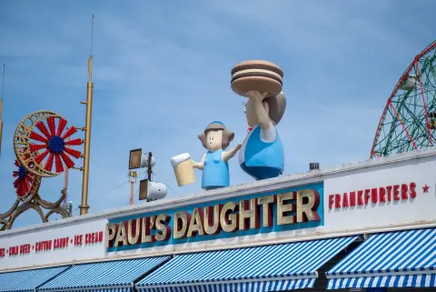 Statues géantes au sommet du stand Paul's Daughter à Coney Island, New York